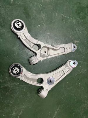 Le bras de commande avant inférieur droit n° OE 4877839AE pour la Jeep Cherokee 2014-2018 ZANETOL